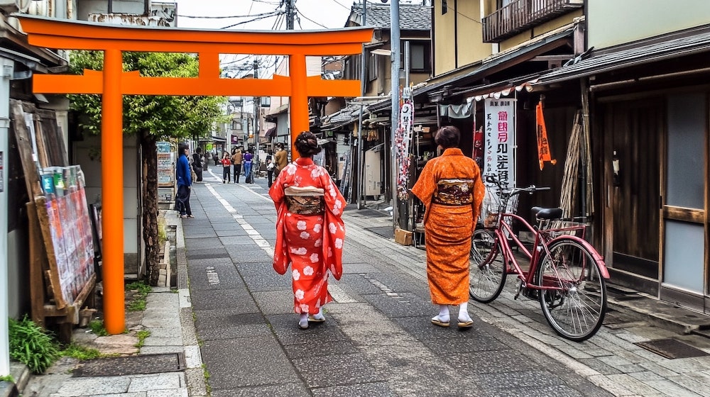 コンビニの隣にある神様 — 都市開発の中で生き続ける氏神様の物語